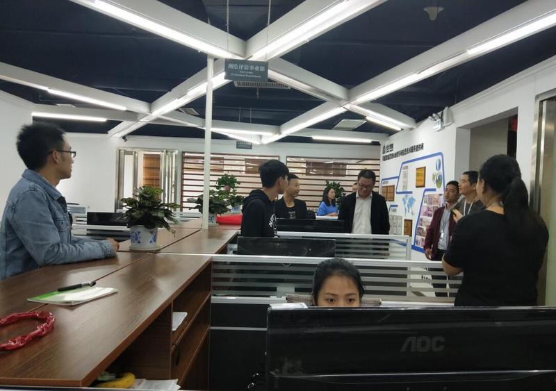 02 罗光杰了解kaiyun官网往届毕业生与实习生工作情况.jpg