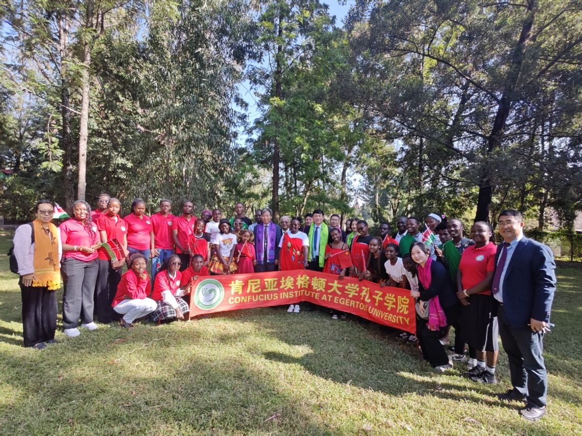 郁云峰主任与孔院师生合影