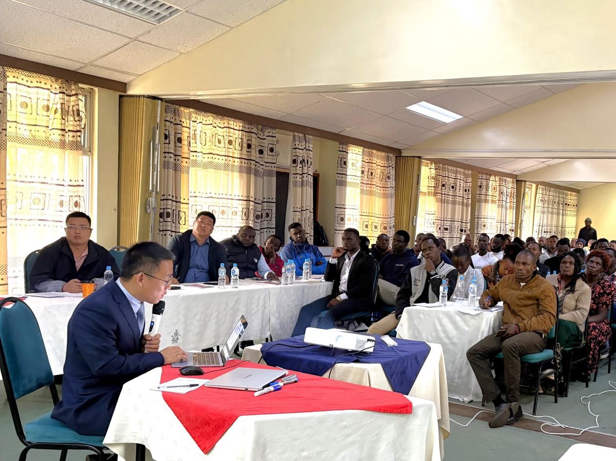 万象城awcsport官网冯春刚教授在为学员讲授家禽养殖技术。主办方供图